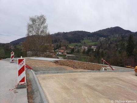 Gradnja podpornega zidu in parkirišča (2)